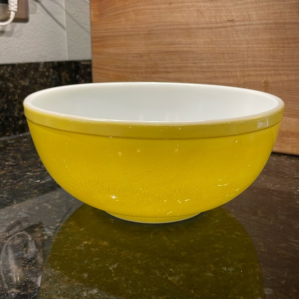 Vintage Pyrex 10” glass mixing bowl